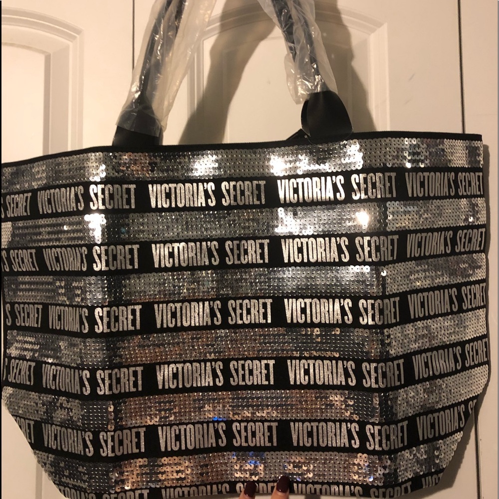 VICTORIA SECRET TOTE AND WRISTLET